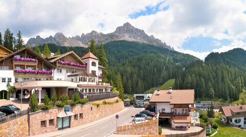 Ansicht vom Hotel Obereggen mit Bergpanorama im Sommer