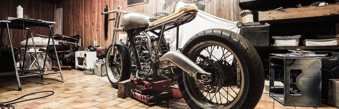 Altes Motorrad in einer speziellen Werkstatt
