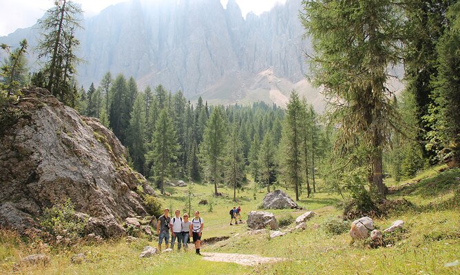 Wanderergruppe vor den Dolomiten