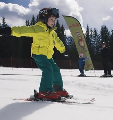 Kind fährt selbständig Ski