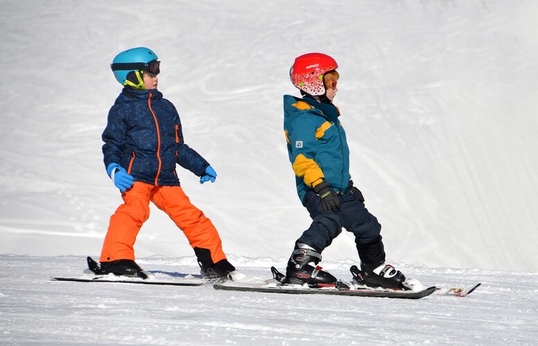 Kinder beim Skikurs auf der Piste