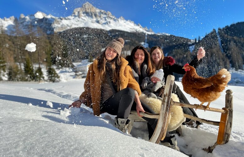 Die Obereggen Mädels beim Schlitten fahren im Winter