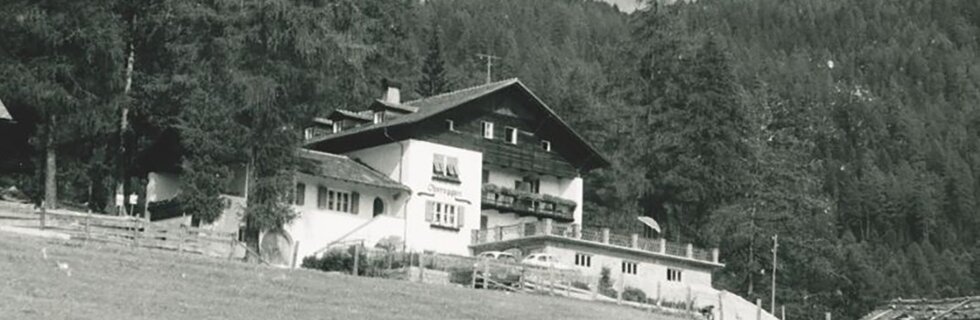 Alte schwarz-weiß Außenaufnahme vom Hotel Obereggen