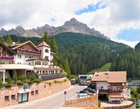Außenansicht vom Hotel Obereggen
