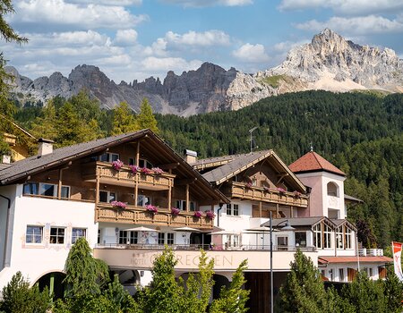 Außenansicht vom Hotel Obereggen