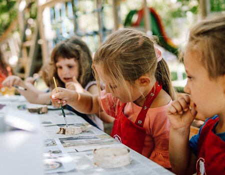 Kinder beim Basteln in der Kinderbetreuung