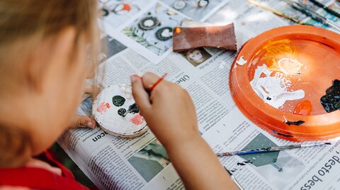 Kind beim Malen in der Kinderbetreuung
