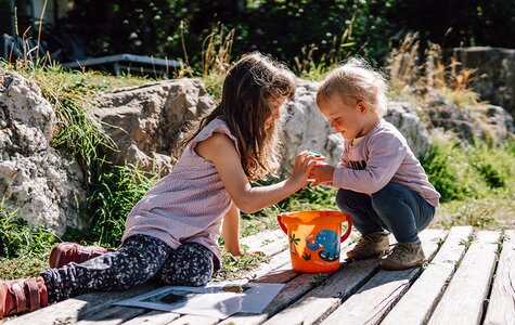 Kinder sammeln Forschungsmaterial am Biotop