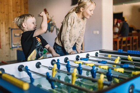 Kinder beim Tischfußball spielen