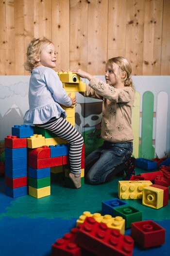 Kinder beim Bausteine spielen in der Betreuung