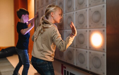 Kinder beim Tischfußball in der Kinderbetreuung