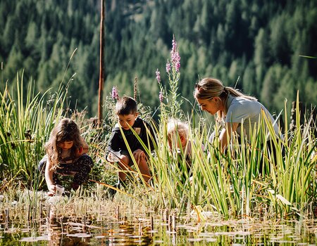 Kinder mit Betreuerin beim Biotop