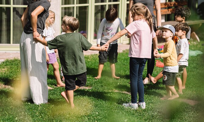 Kinder beim Tanten im Freien
