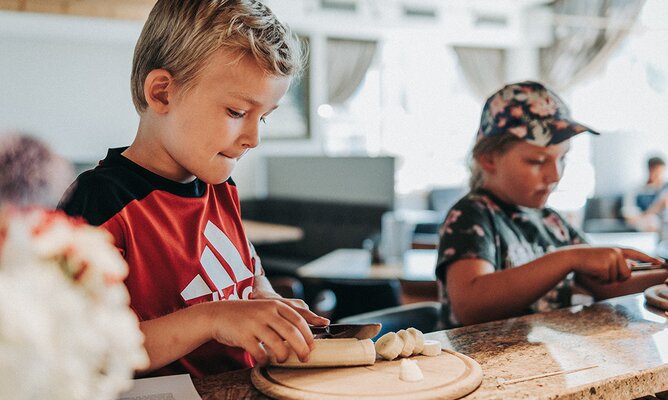 Kindern beim Vorbereiten der Fruchtspiese