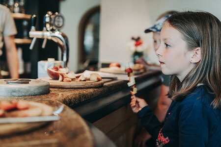 Kinder mit Fruchtspiesen an der Bar