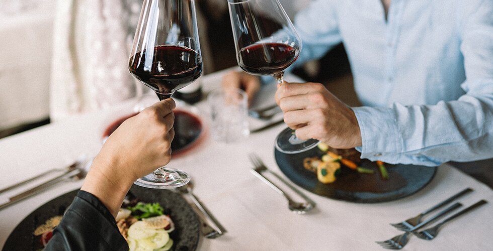 Pärchen beim Anstoßen mit Rotwein