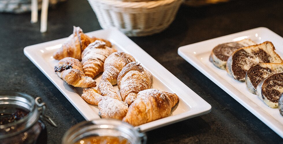 Croissants und Kuchenbuffet