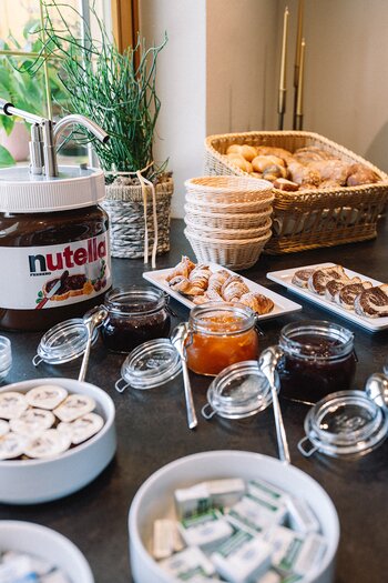 Marmeladen und Süßspeisen beim Frühstücksbuffet