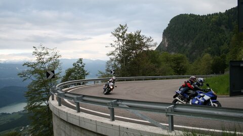 Motorradfahrer in einer Kurve