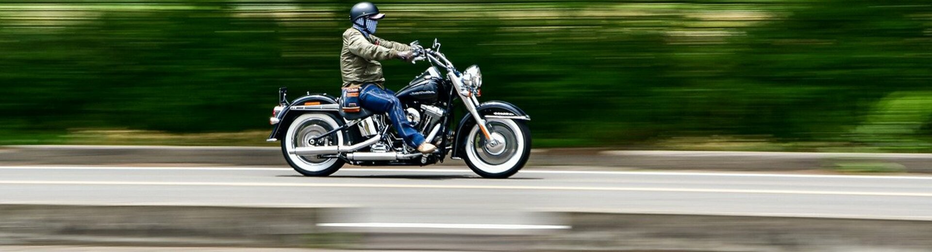 Motorradfahrer auf der Straße