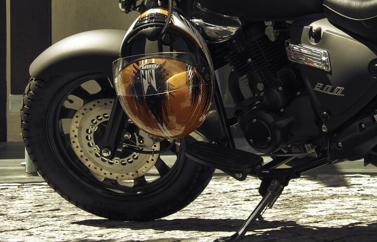 Ausschnitt von einem Motorrad samt Helm