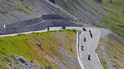 Motorradfahrer auf kurviger Bergstraße
