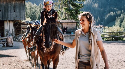 Reitlehrerin Lissy führt das Pferd einer Reitschülerin