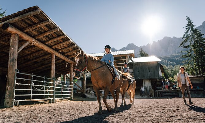 Kinder beim Reiten lernen