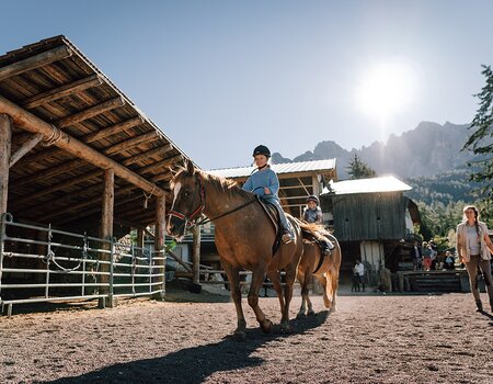 Kinder beim Reitunterricht im Freien