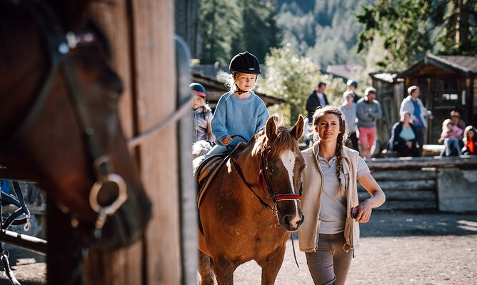 Reitlehrerin Lissy mit einer Reitschülerin beim Unterricht