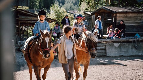 Kinder beim Reitunterricht am Reitplatz