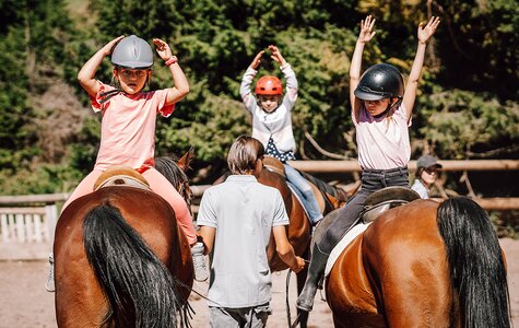 Kinder beim Reitunterricht