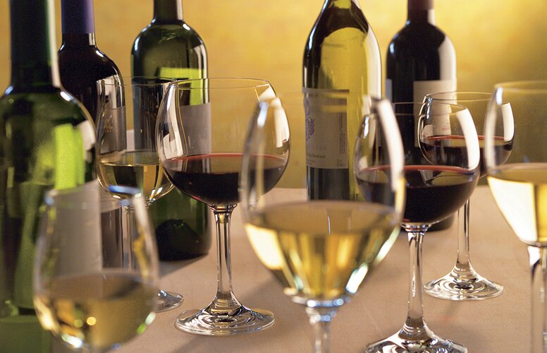 Aufnahme von Weinflaschen und Gläsern