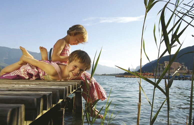 Kinder auf Steg beim Montiggl Badesee