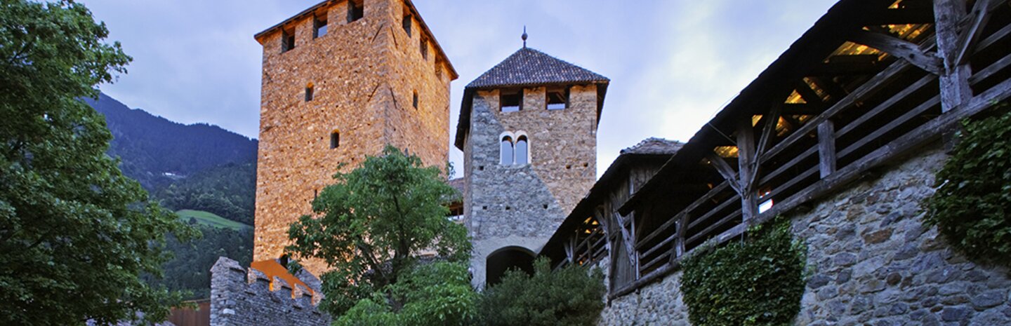 Außenansicht vom Schloss Tirol