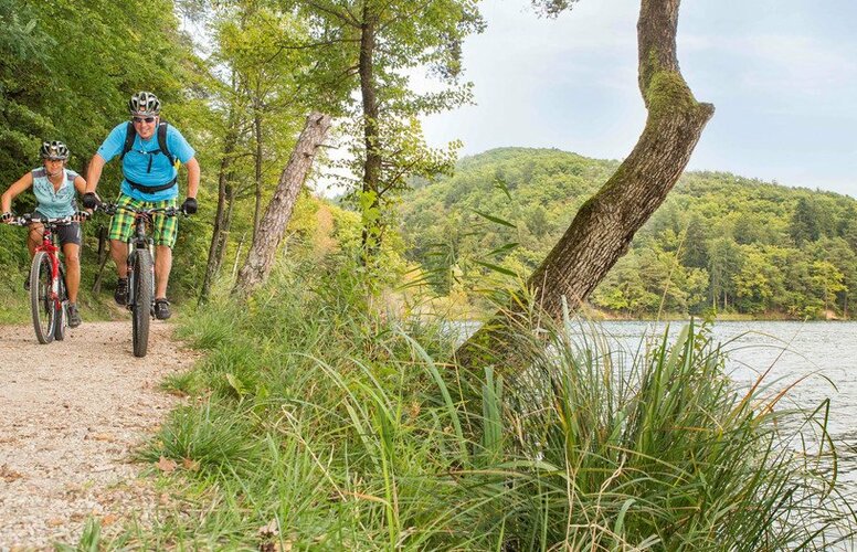 Radfahrer bei der Umrundung des kleinen Montiggler Sees