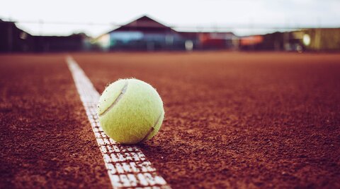 Tennisball am Sandplatz