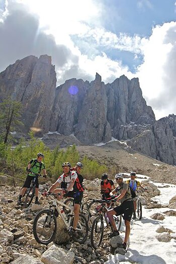 Mountainbiker vor den Dolomiten