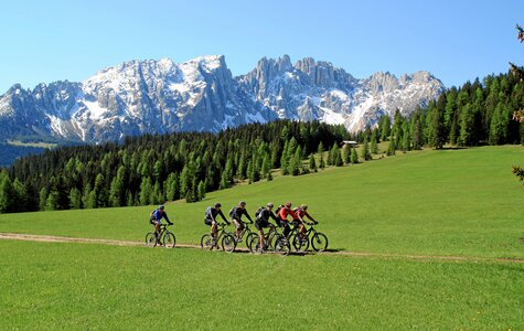 Mountainbiker vor Bergkulisse