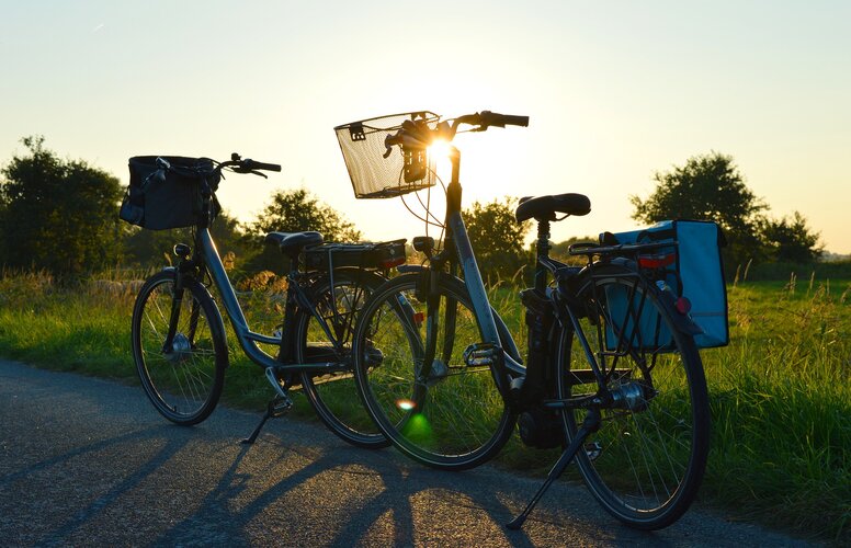 E-Bikes mit Körben bei Sonnenuntergang