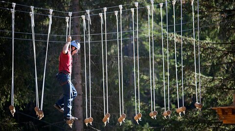 Mann im Hochseilgarten