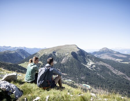 Pärchen genießt das Bergpanorama beim Wandern