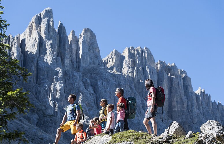 Familien bei einer Wanderung zum Latemar