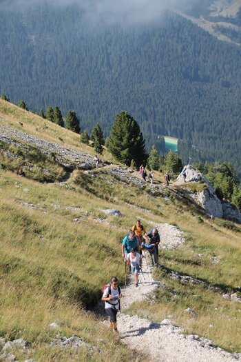 Gruppe von Menschen bei einer Wanderung