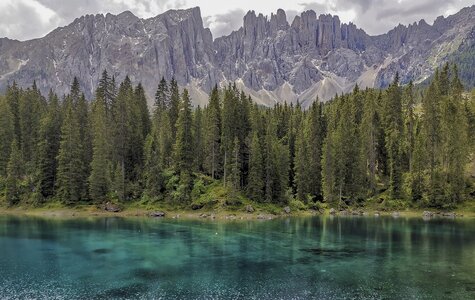 Bergsee mit Latemar im Hintergrund