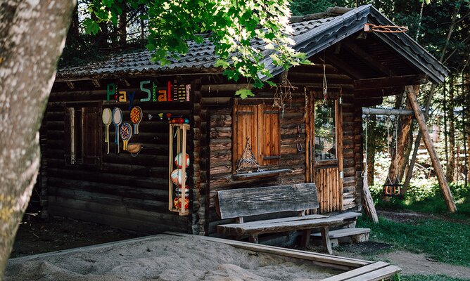 Spielhütte für Kinder beim Spielplatz