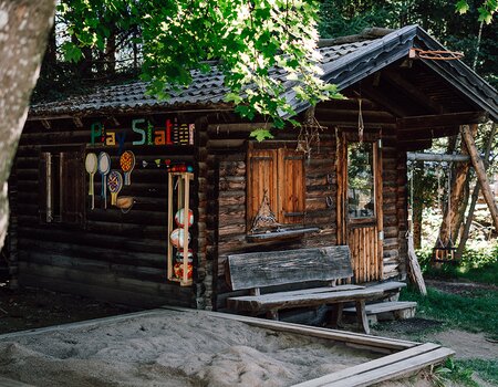 Außenansicht der Hütte beim Spielplatz