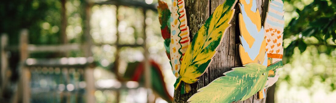 Stimmungsbild von Bastelei an Baum beim Kinderspielplatz 