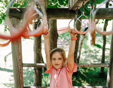 Kind am Klettergerüst beim Spielplatz Kind am Klettergerüst beim Spielplatz