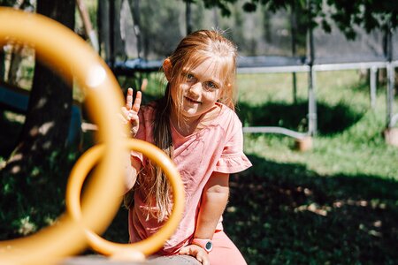 Kind auf den Schaukeln beim Spielplatz